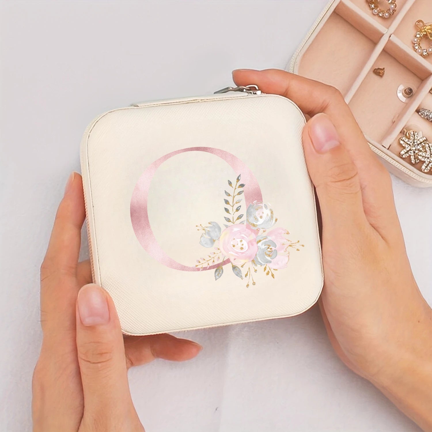 Caja de Almacenamiento Blanca para Viaje con Estampado del Alfabeto de la A a la Z, Caja para Joyas con Cierre de Cremallera y Forro de Tela