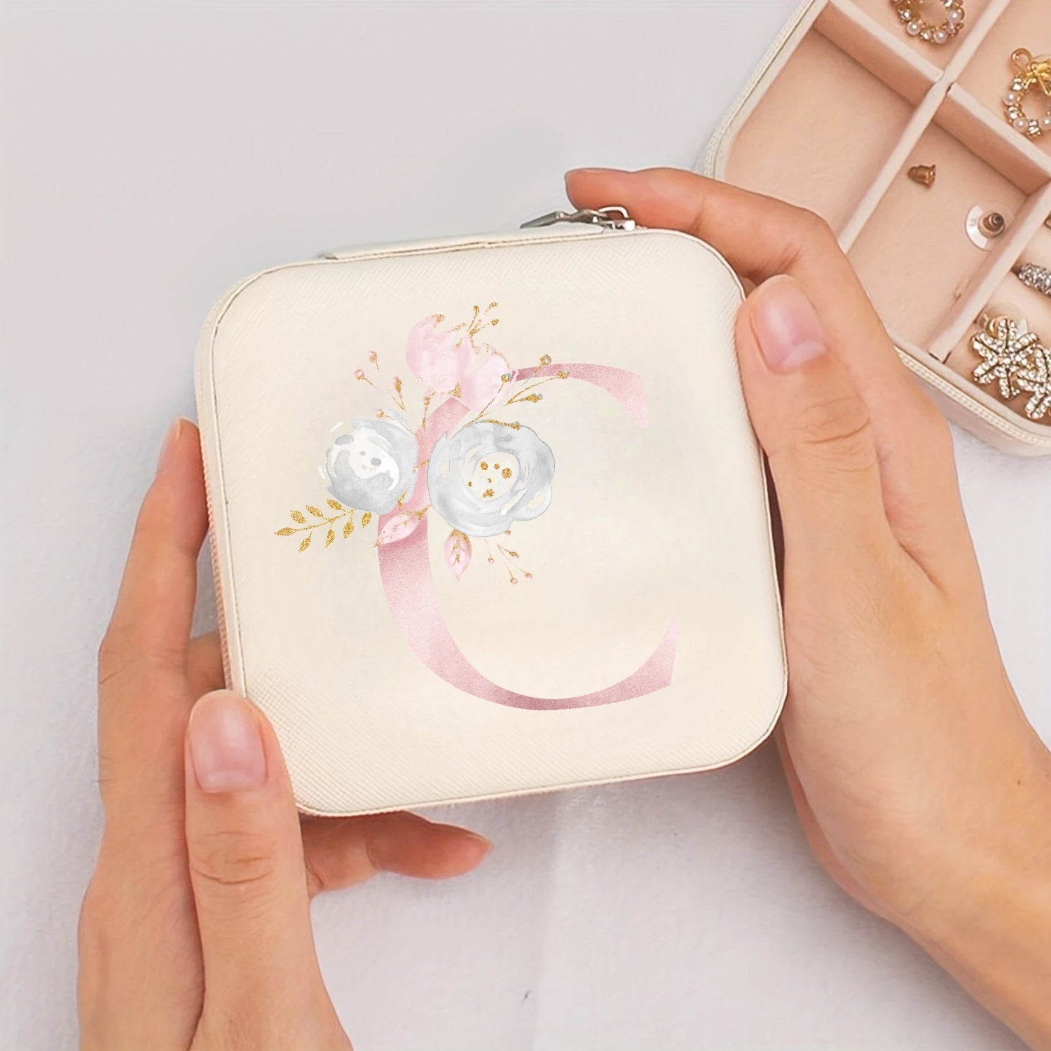 Caja de Almacenamiento Blanca para Viaje con Estampado del Alfabeto de la A a la Z, Caja para Joyas con Cierre de Cremallera y Forro de Tela