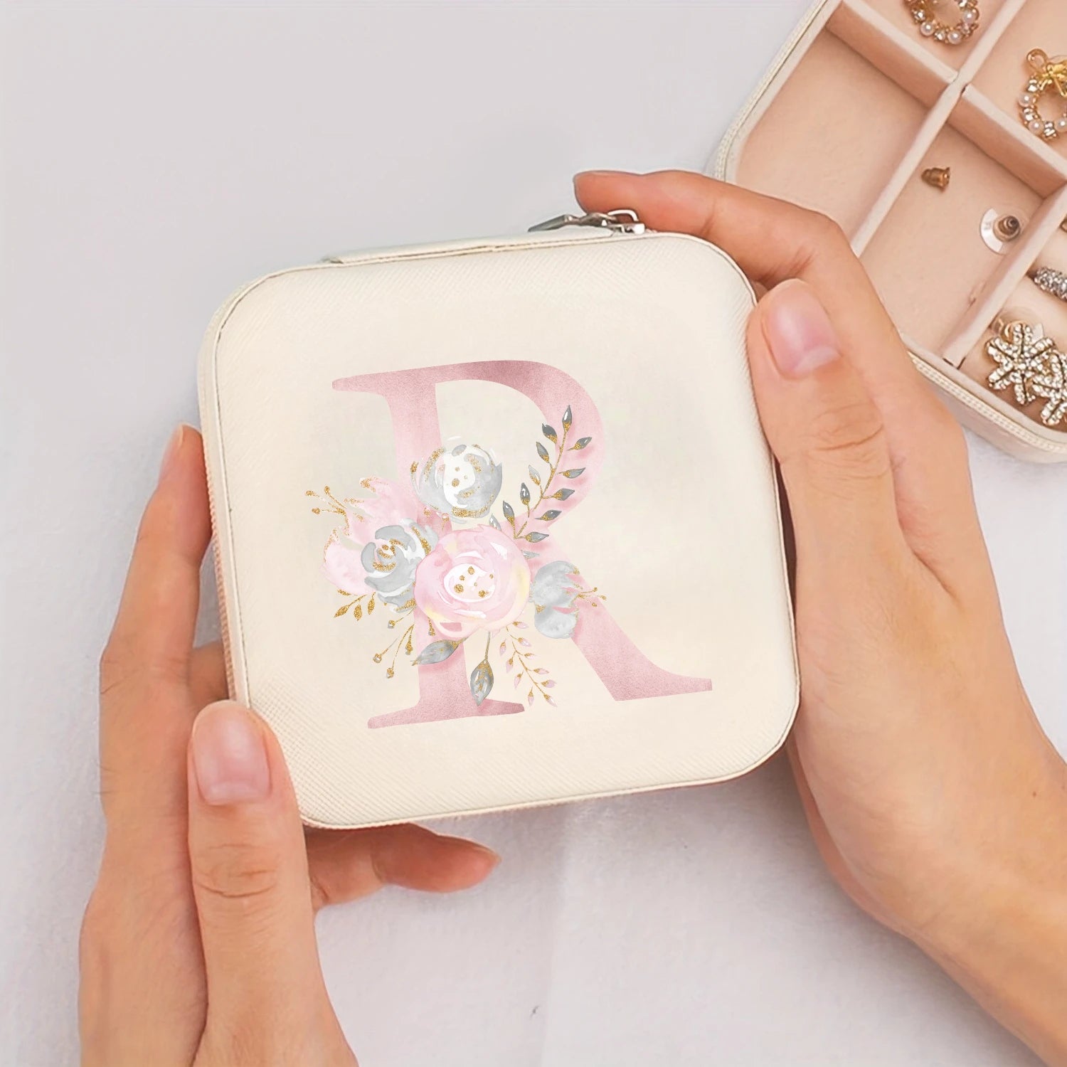 Caja de Almacenamiento Blanca para Viaje con Estampado del Alfabeto de la A a la Z, Caja para Joyas con Cierre de Cremallera y Forro de Tela