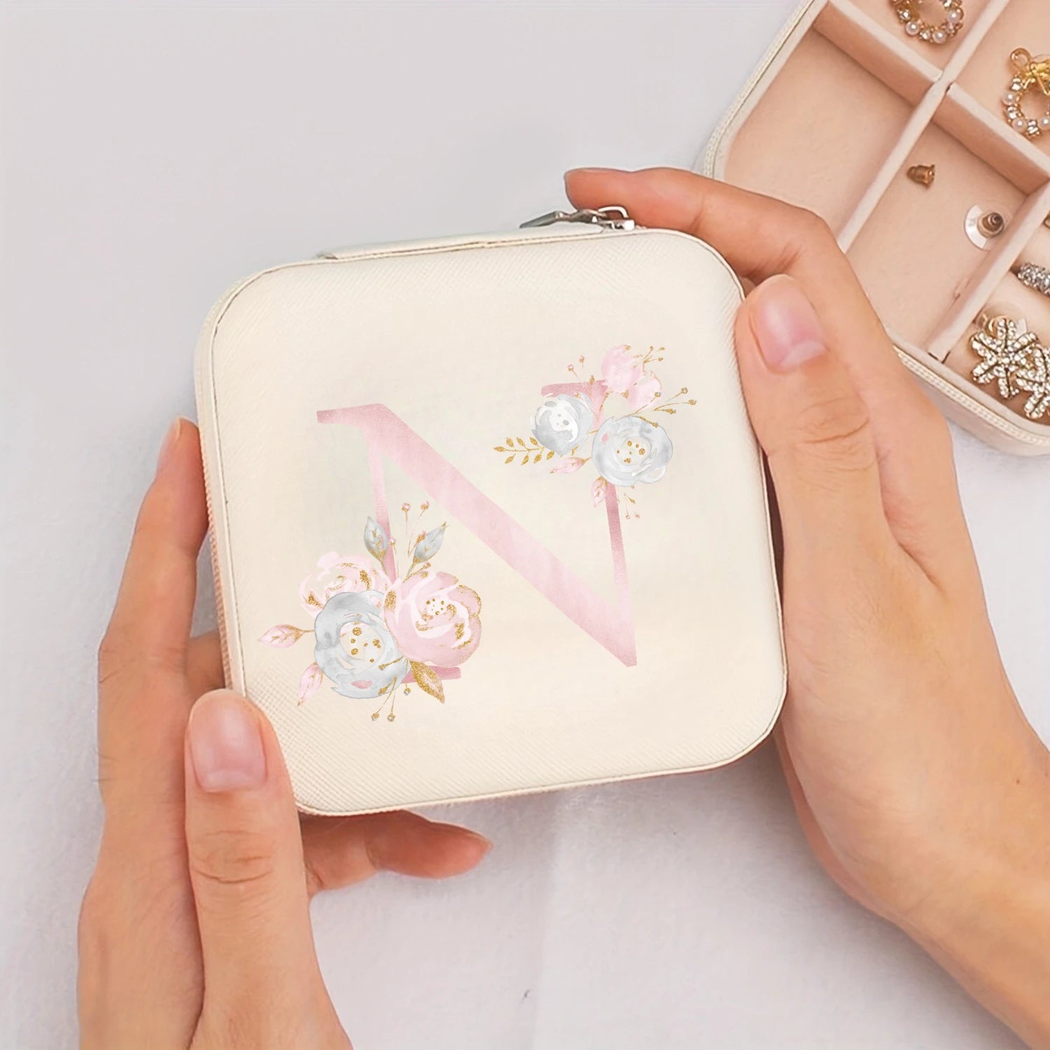 Caja de Almacenamiento Blanca para Viaje con Estampado del Alfabeto de la A a la Z, Caja para Joyas con Cierre de Cremallera y Forro de Tela