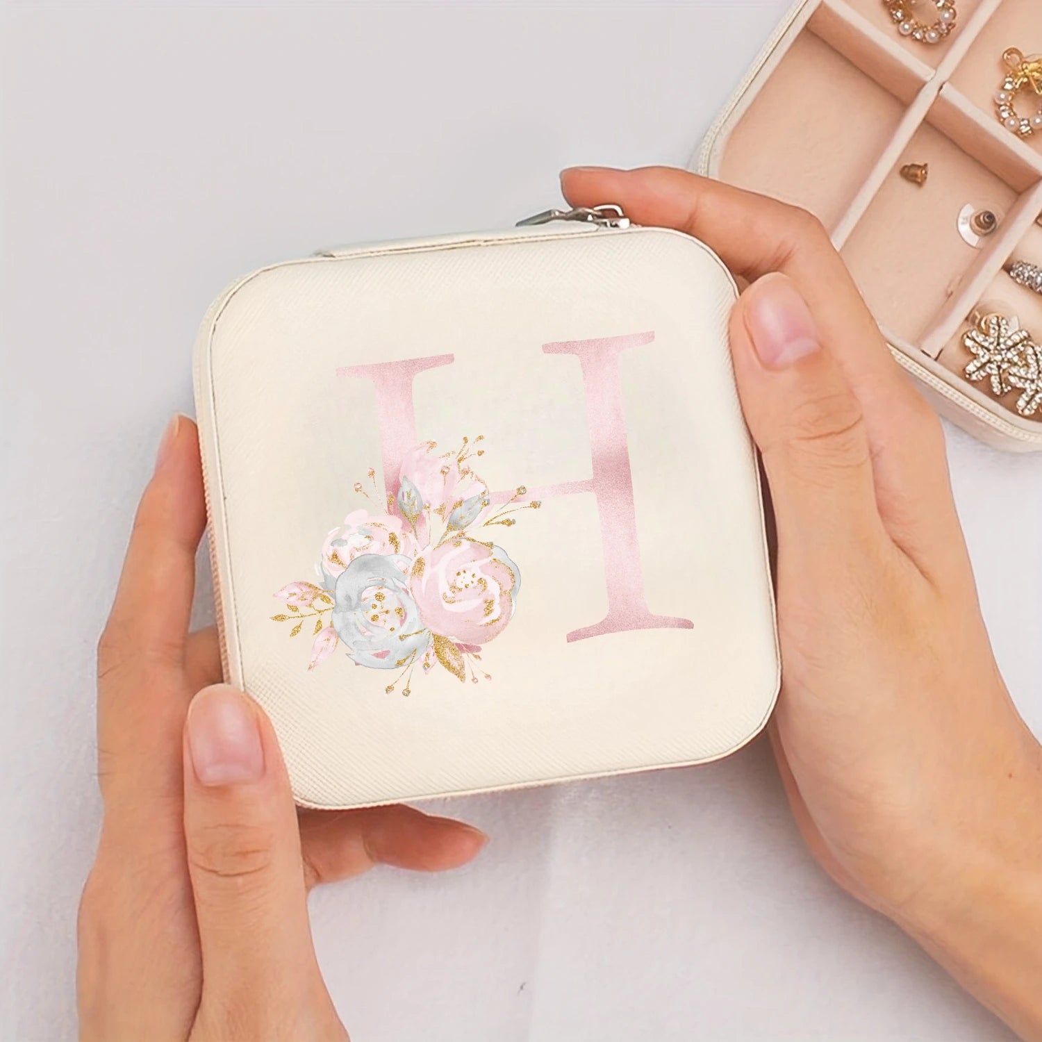 Caja de Almacenamiento Blanca para Viaje con Estampado del Alfabeto de la A a la Z, Caja para Joyas con Cierre de Cremallera y Forro de Tela