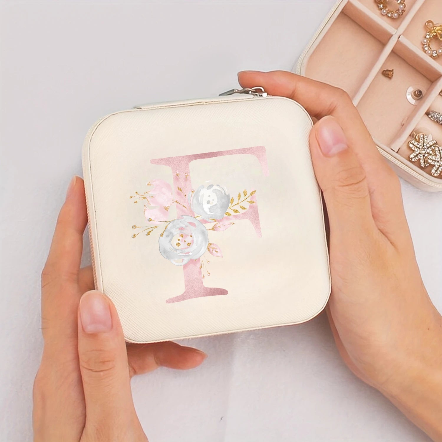 Caja de Almacenamiento Blanca para Viaje con Estampado del Alfabeto de la A a la Z, Caja para Joyas con Cierre de Cremallera y Forro de Tela