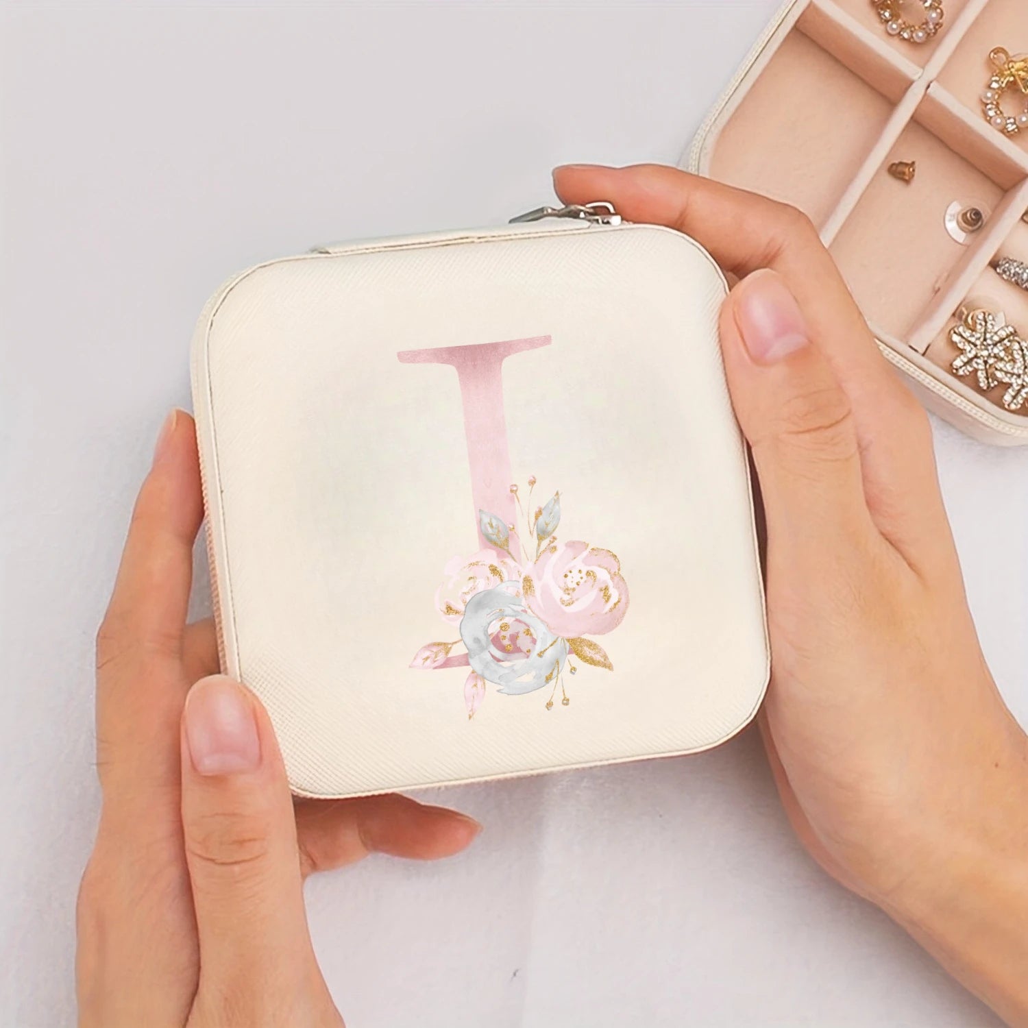 Caja de Almacenamiento Blanca para Viaje con Estampado del Alfabeto de la A a la Z, Caja para Joyas con Cierre de Cremallera y Forro de Tela